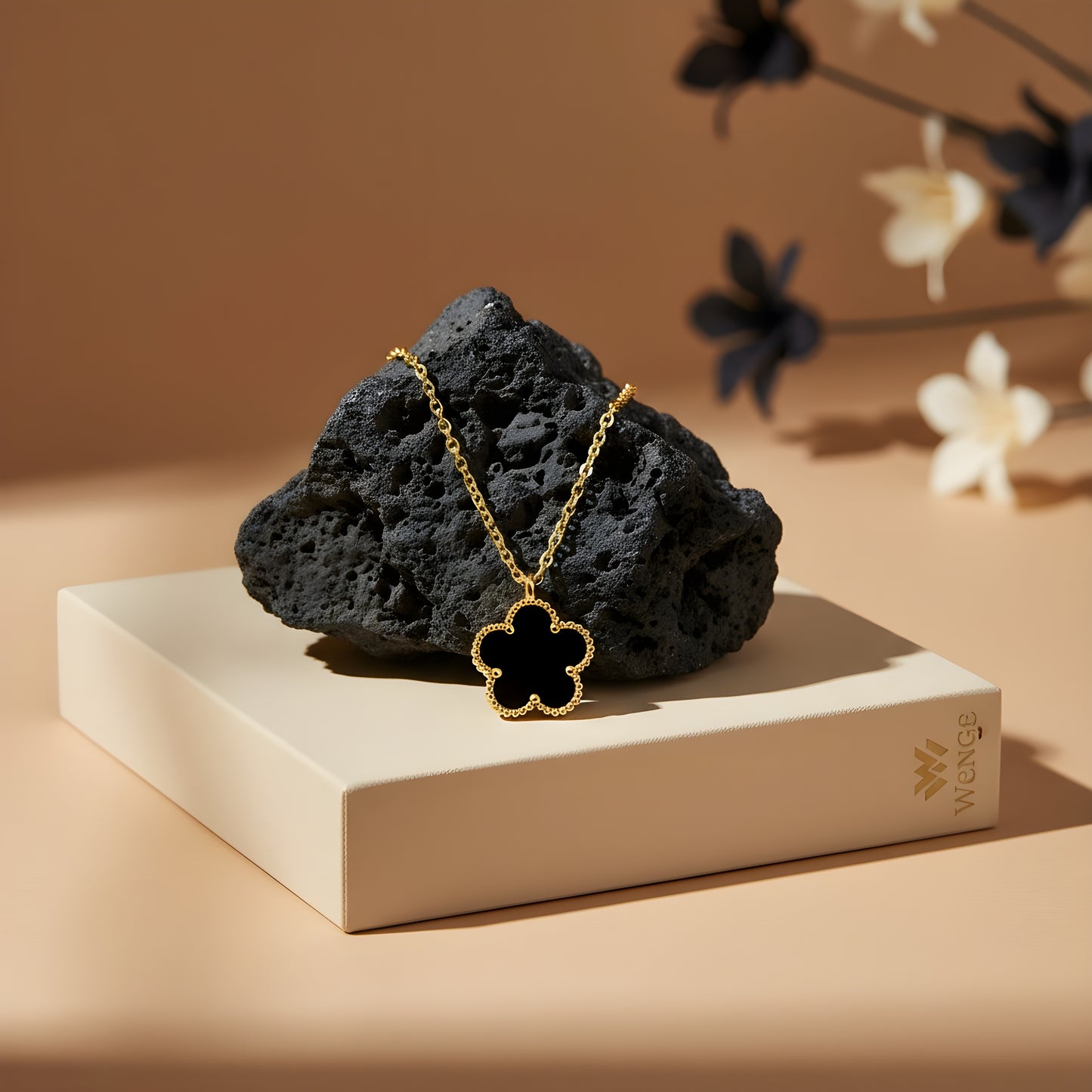 Onyx Clover Necklace – 18k Gold Plated